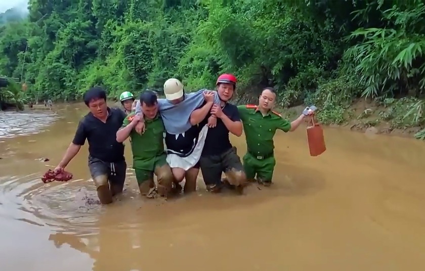 Lội bùn đưa sản phụ chuyển dạ vượt nước lũ đi sinh - Ảnh 1.
