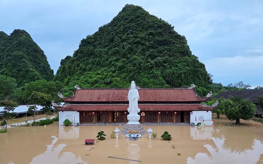 Người dân oặn mình lội nước bên bờ sông Lam ngập lụt - Ảnh 5.
