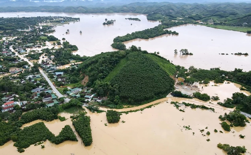 Bộ Quốc phòng huy động máy bay trực thăng hỗ trợ đồng bào vùng lũ Nghệ An - Ảnh 1.