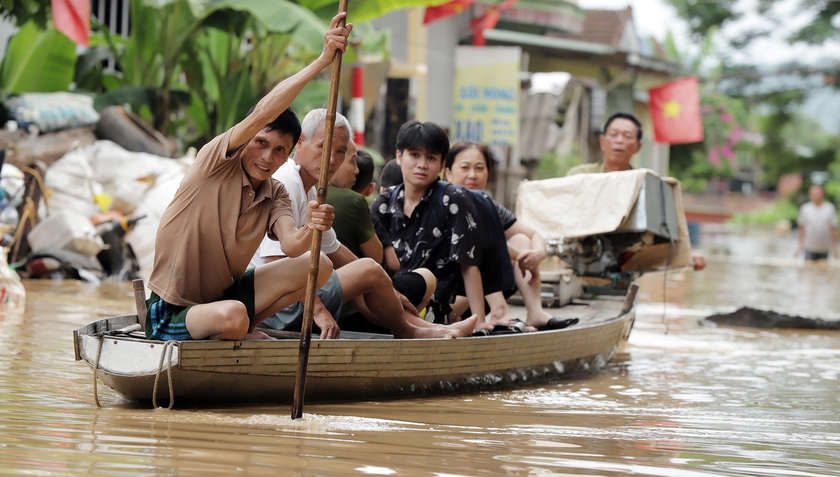 Hội Khuyến học trao 200 triệu đồng khắc phục lũ lụt ở Nghệ An - Ảnh 2.