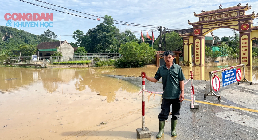 Người dân oặn mình lội nước bên bờ sông Lam ngập lụt - Ảnh 4.