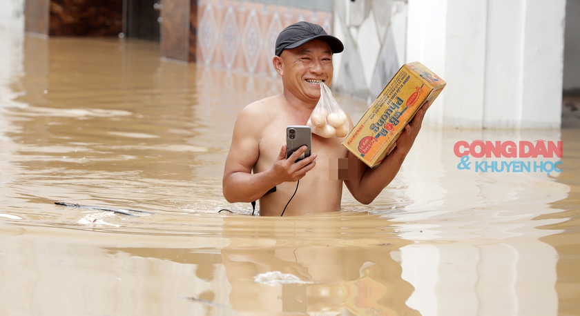 Người dân oặn mình lội nước bên bờ sông Lam ngập lụt - Ảnh 14.