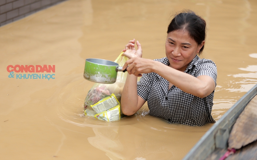 Người dân oặn mình lội nước bên bờ sông Lam ngập lụt - Ảnh 16.