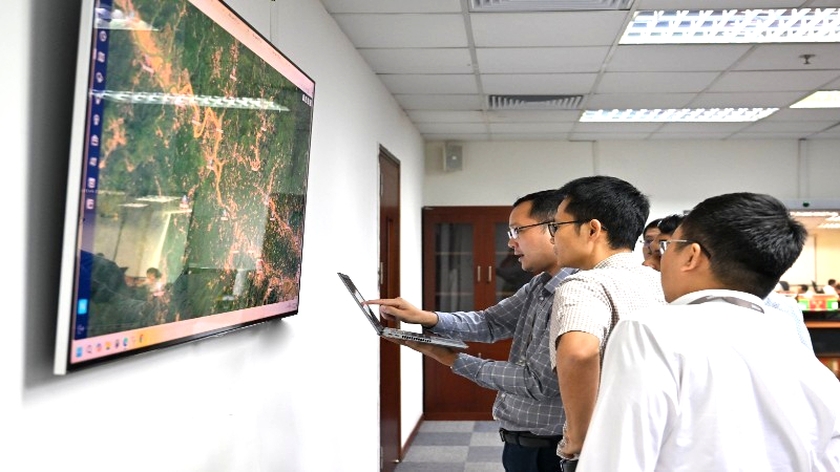 Viettel sẵn sàng triển khai các giải pháp công nghệ để duy trì liên lạc cho người dân vùng lũ Nghệ An - Ảnh 1.