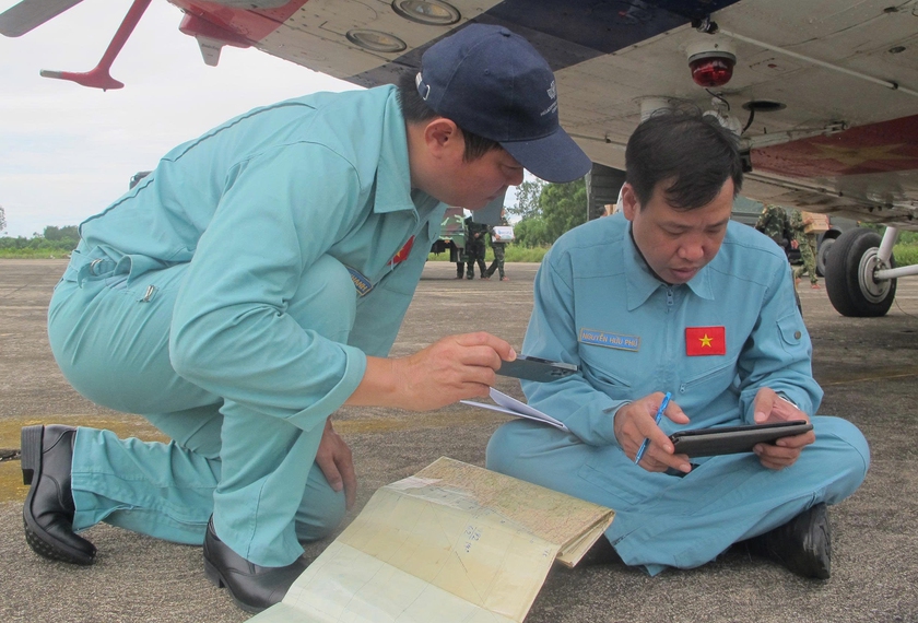 Bộ Quốc phòng huy động máy bay trực thăng hỗ trợ đồng bào vùng lũ Nghệ An - Ảnh 5.