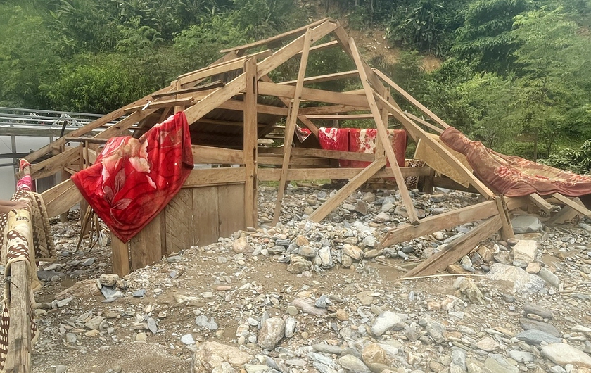 Xã Nhôn Mai đang bị cô lập hoàn toàn, nỗ lực dựng nhà tạm giúp dân - Ảnh 2.