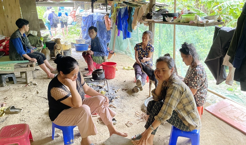 Chủ tịch xã 5 giờ lội suối cõng mì tôm, lương khô đến bà con bản làng bị xoá sổ - Ảnh 10.