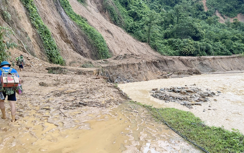 Chủ tịch xã 5 giờ lội suối cõng mì tôm, lương khô đến bà con bản làng bị xoá sổ - Ảnh 1.