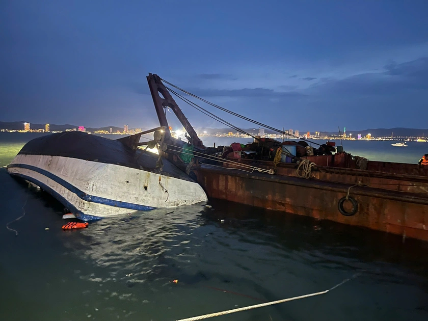Vụ lật tàu du lịch tại Quảng Ninh, Công an tỉnh nhận đỡ đầu cháu bé 10 tuổi may mắn sống sót - Ảnh 2.