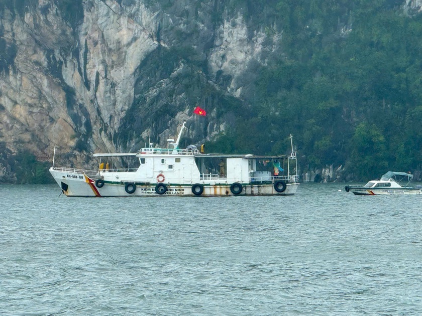 Vụ lật tàu du lịch ở Quảng Ninh, tìm thấy thi thể 1 trong 2 nạn nhân mất tích còn lại - Ảnh 1.