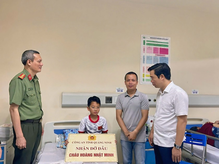 Vụ lật tàu du lịch tại Quảng Ninh, Công an tỉnh nhận đỡ đầu cháu bé 10 tuổi may mắn sống sót - Ảnh 1.