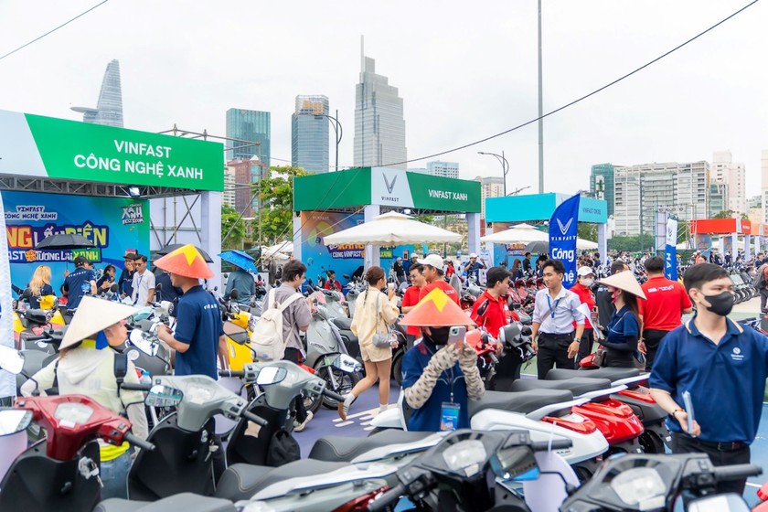 Người dân Thành phố Hồ Chí Minh chen chân “đổi xe xăng lấy xe điện” tại VinFast Xanh Fest Icon - Ảnh 1.