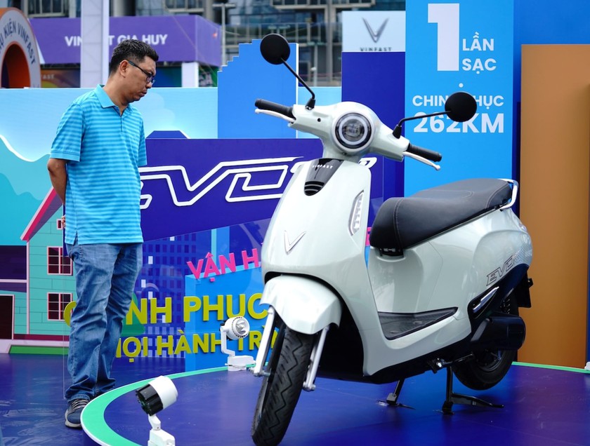 Người dân Thành phố Hồ Chí Minh chen chân “đổi xe xăng lấy xe điện” tại VinFast Xanh Fest Icon - Ảnh 2.