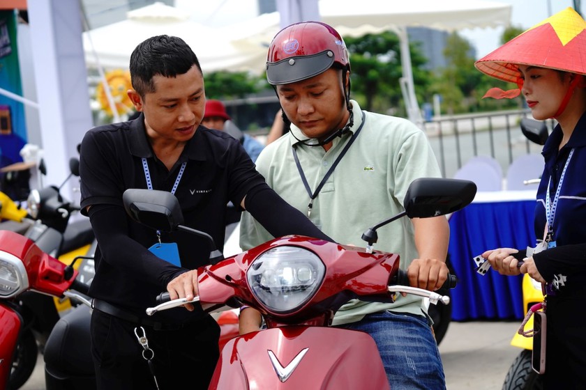 Người dân Thành phố Hồ Chí Minh chen chân “đổi xe xăng lấy xe điện” tại VinFast Xanh Fest Icon - Ảnh 3.