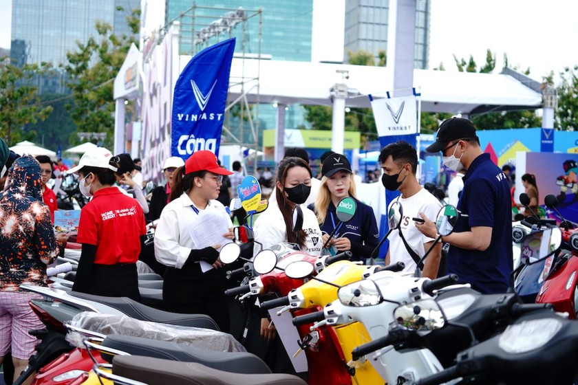 Người dân Thành phố Hồ Chí Minh chen chân “đổi xe xăng lấy xe điện” tại VinFast Xanh Fest Icon - Ảnh 4.