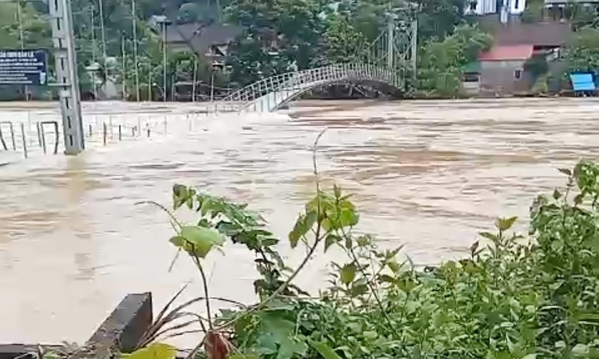 Nỗ lực cứu trợ nhiều bản làng ở Nghệ An đang bị cô lập- Ảnh 4. Nỗ lực cứu trợ nhiều bản làng ở Nghệ An đang bị cô lập- Ảnh 4.