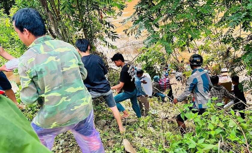 Nỗ lực cứu trợ nhiều bản làng ở Nghệ An đang bị cô lập- Ảnh 11. Nỗ lực cứu trợ nhiều bản làng ở Nghệ An đang bị cô lập- Ảnh 11.