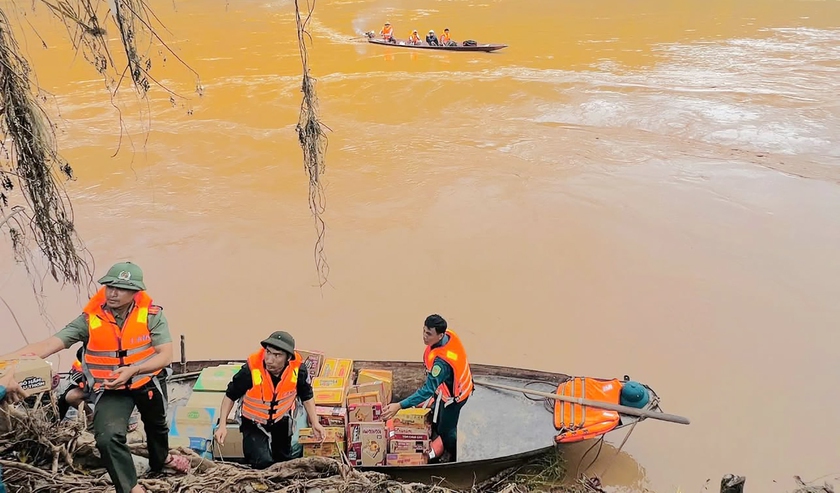 Nỗ lực cứu trợ nhiều bản làng ở Nghệ An đang bị cô lập- Ảnh 10. Nỗ lực cứu trợ nhiều bản làng ở Nghệ An đang bị cô lập- Ảnh 10.