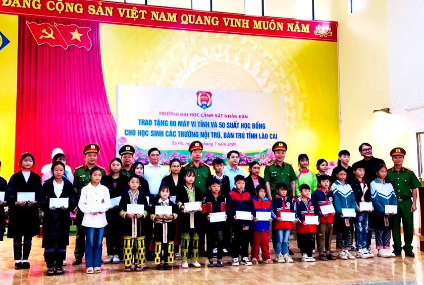 Trao tặng 25 suất học bổng và 40 máy vi tính cho học sinh nghèo ở vùng cao Lào Cai - Ảnh 2.