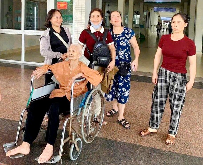 Bệnh viện đa khoa số 2 Lào Cai: Thay khớp háng thành công cho cụ bà 95 tuổi bị ngã gẫy cổ xương đùi - Ảnh 1.