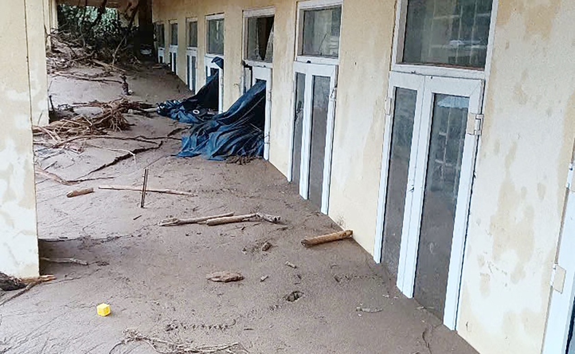 Trường học bị vùi lấp trong đất cát, hiệu trưởng viết tâm thư cầu xin giúp đỡ - Ảnh 2.