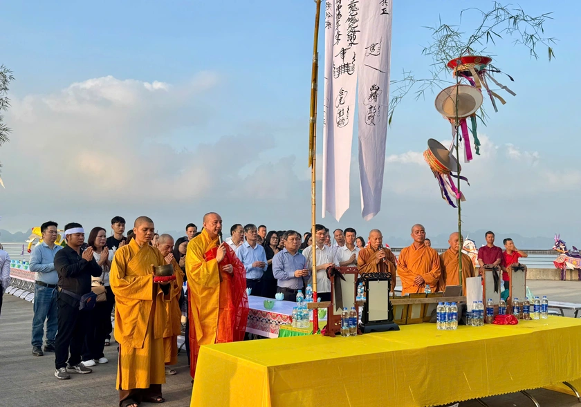 Quảng Ninh: Đại lễ cầu siêu tưởng niệm 39 nạn nhân vụ tàu du lịch bị lật trên Vịnh Hạ Long - Ảnh 3.