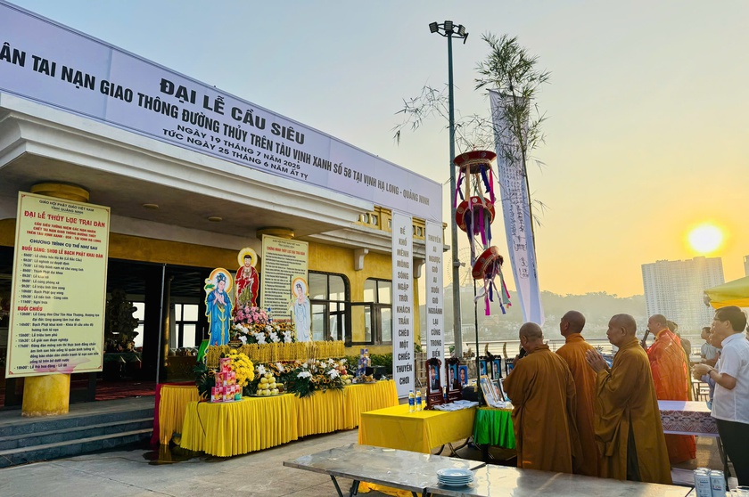 Quảng Ninh: Đại lễ cầu siêu tưởng niệm 39 nạn nhân vụ tàu du lịch bị lật trên Vịnh Hạ Long - Ảnh 2.