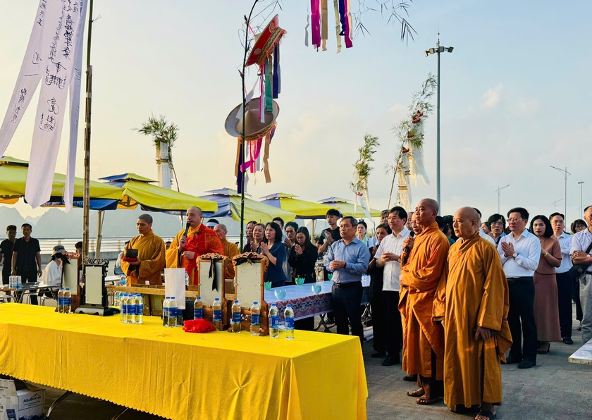 Quảng Ninh: Đại lễ cầu siêu tưởng niệm 39 nạn nhân vụ tàu du lịch bị lật trên Vịnh Hạ Long - Ảnh 1.
