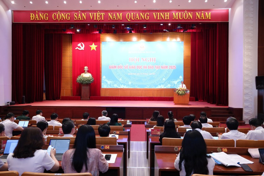 34 lãnh đạo Sở Giáo dục và Đào tạo gặp gỡ tổng kết năm học qua, triển khai nhiệm vụ năm học mới  - Ảnh 2.