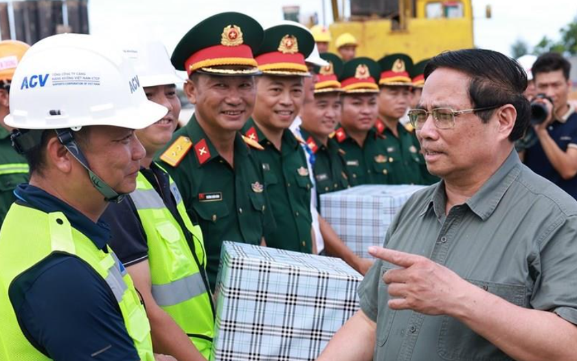 Thủ tướng Phạm Minh Chính tặng quà các đơn vị thi công dự án xây dựng Nhà ga hành khách T2 Cảng hàng không Đồng Hới. Ảnh: TTXVN. Thủ tướng Phạm Minh Chính tặng quà các đơn vị thi công dự án xây dựng Nhà ga hành khách T2 Cảng hàng không Đồng Hới. Ảnh: TTXVN.