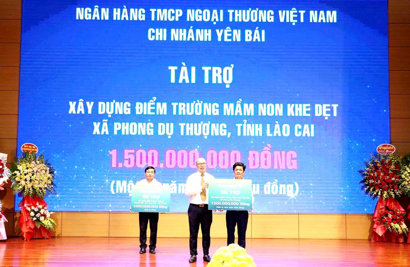 Vietcombank chi nhánh Yên Bái trao tặng 2,5 tỷ đồng xây trường học ở vùng cao Lào Cai - Ảnh 2.