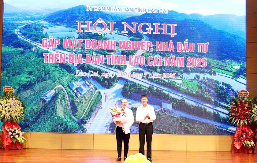 Vietcombank chi nhánh Yên Bái trao tặng 2,5 tỷ đồng xây trường học ở vùng cao Lào Cai - Ảnh 1.