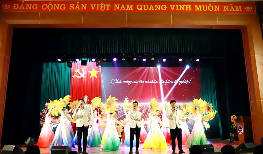 Trường Đại học Vinh tổ chức lễ bế giảng trao bằng tốt nghiệp cho 2.746 cử nhân, kỹ sư - Ảnh 1.