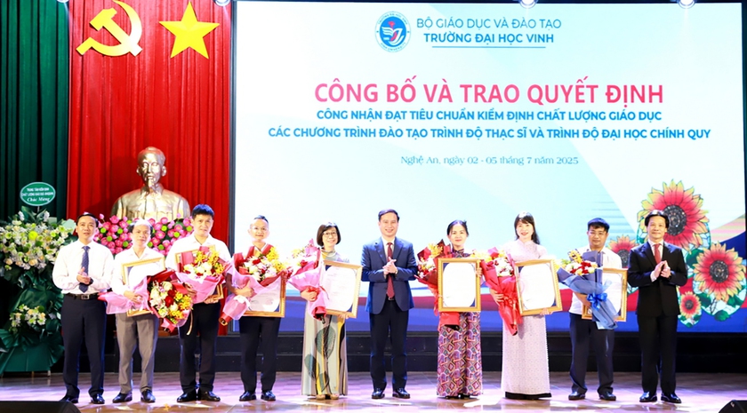 Trường Đại học Vinh tổ chức lễ bế giảng trao bằng tốt nghiệp cho 2.746 cử nhân, kỹ sư - Ảnh 9.