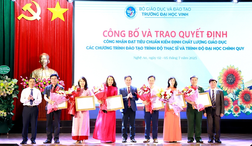 Trường Đại học Vinh tổ chức lễ bế giảng trao bằng tốt nghiệp cho 2.746 cử nhân, kỹ sư - Ảnh 10.