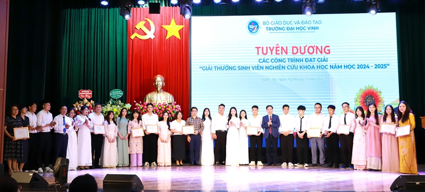 Trường Đại học Vinh tổ chức lễ bế giảng trao bằng tốt nghiệp cho 2.746 cử nhân, kỹ sư - Ảnh 12.