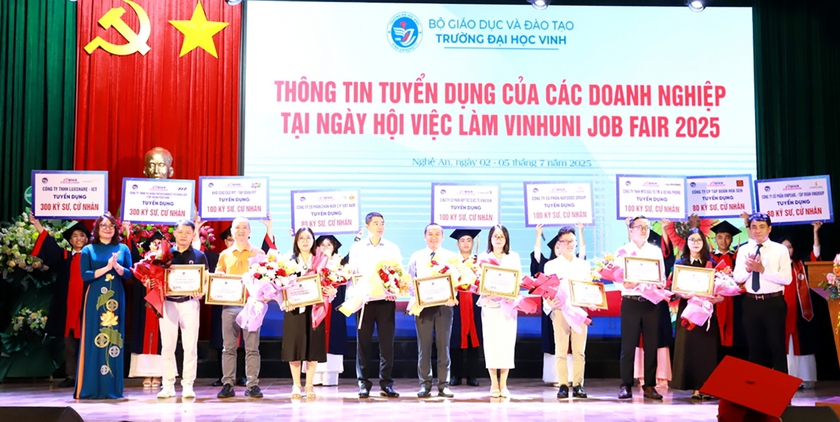 Trường Đại học Vinh tổ chức lễ bế giảng trao bằng tốt nghiệp cho 2.746 cử nhân, kỹ sư - Ảnh 13.