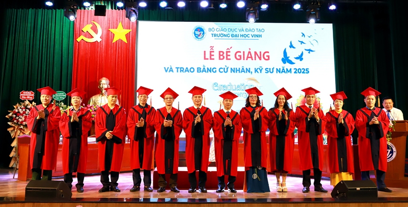 Trường Đại học Vinh tổ chức lễ bế giảng trao bằng tốt nghiệp cho 2.746 cử nhân, kỹ sư - Ảnh 14.