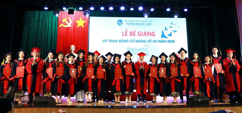 Trường Đại học Vinh tổ chức lễ bế giảng trao bằng tốt nghiệp cho 2.746 cử nhân, kỹ sư - Ảnh 15.