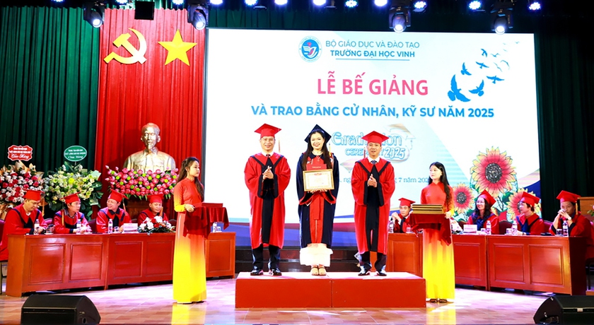 Trường Đại học Vinh tổ chức lễ bế giảng trao bằng tốt nghiệp cho 2.746 cử nhân, kỹ sư - Ảnh 16.