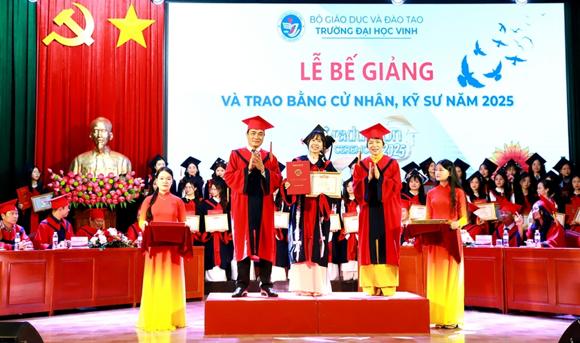 Trường Đại học Vinh tổ chức lễ bế giảng trao bằng tốt nghiệp cho 2.746 cử nhân, kỹ sư - Ảnh 17.