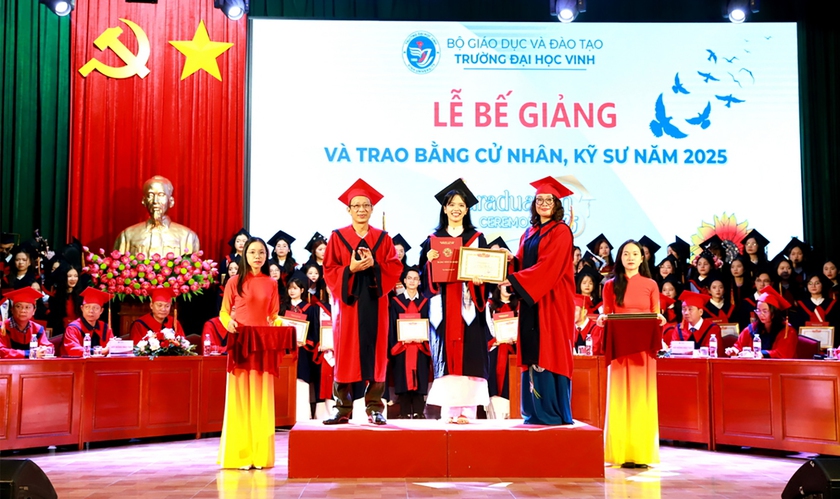 Trường Đại học Vinh tổ chức lễ bế giảng trao bằng tốt nghiệp cho 2.746 cử nhân, kỹ sư - Ảnh 18.