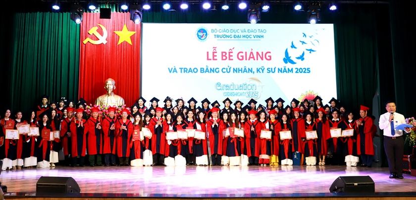Trường Đại học Vinh tổ chức lễ bế giảng trao bằng tốt nghiệp cho 2.746 cử nhân, kỹ sư - Ảnh 19.