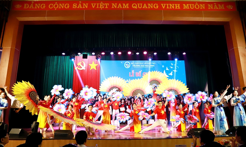 Trường Đại học Vinh tổ chức lễ bế giảng trao bằng tốt nghiệp cho 2.746 cử nhân, kỹ sư - Ảnh 2.