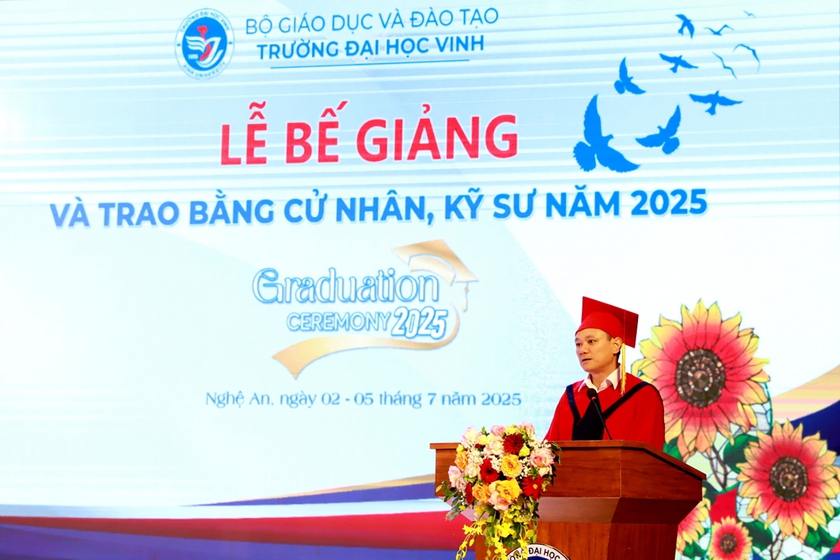 Trường Đại học Vinh tổ chức lễ bế giảng trao bằng tốt nghiệp cho 2.746 cử nhân, kỹ sư - Ảnh 4.