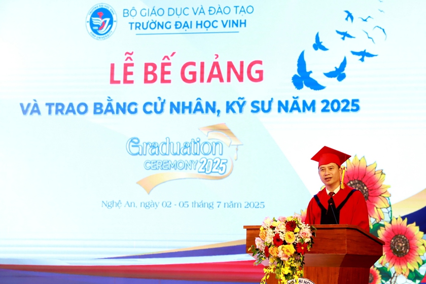 Trường Đại học Vinh tổ chức lễ bế giảng trao bằng tốt nghiệp cho 2.746 cử nhân, kỹ sư - Ảnh 5.