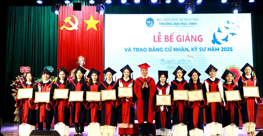 Trường Đại học Vinh tổ chức lễ bế giảng trao bằng tốt nghiệp cho 2.746 cử nhân, kỹ sư - Ảnh 6.