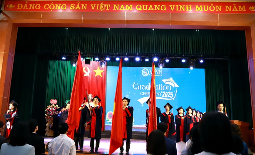 Trường Đại học Vinh tổ chức lễ bế giảng trao bằng tốt nghiệp cho 2.746 cử nhân, kỹ sư - Ảnh 8.