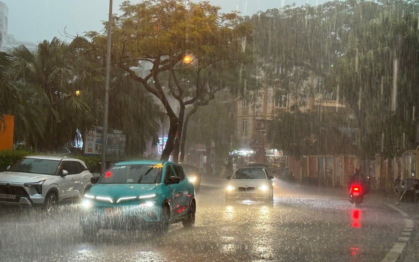Phố Thụy Khuê, đoạn gần dốc La Pho là một trong các điểm thường xuyên ngập úng khu vực nội thành Hà Nội. Ảnh: PV Phố Thụy Khuê, đoạn gần dốc La Pho là một trong các điểm thường xuyên ngập úng khu vực nội thành Hà Nội. Ảnh: PV