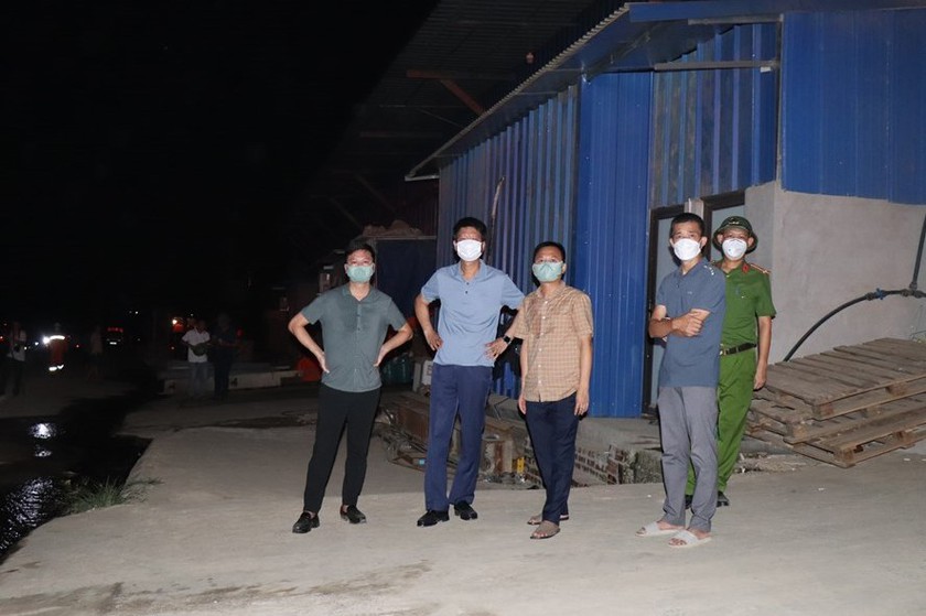 Dập tắt đám cháy lớn tại nhà máy thủy tỉnh Âu Lâu (Lào Cai) - Ảnh 2.